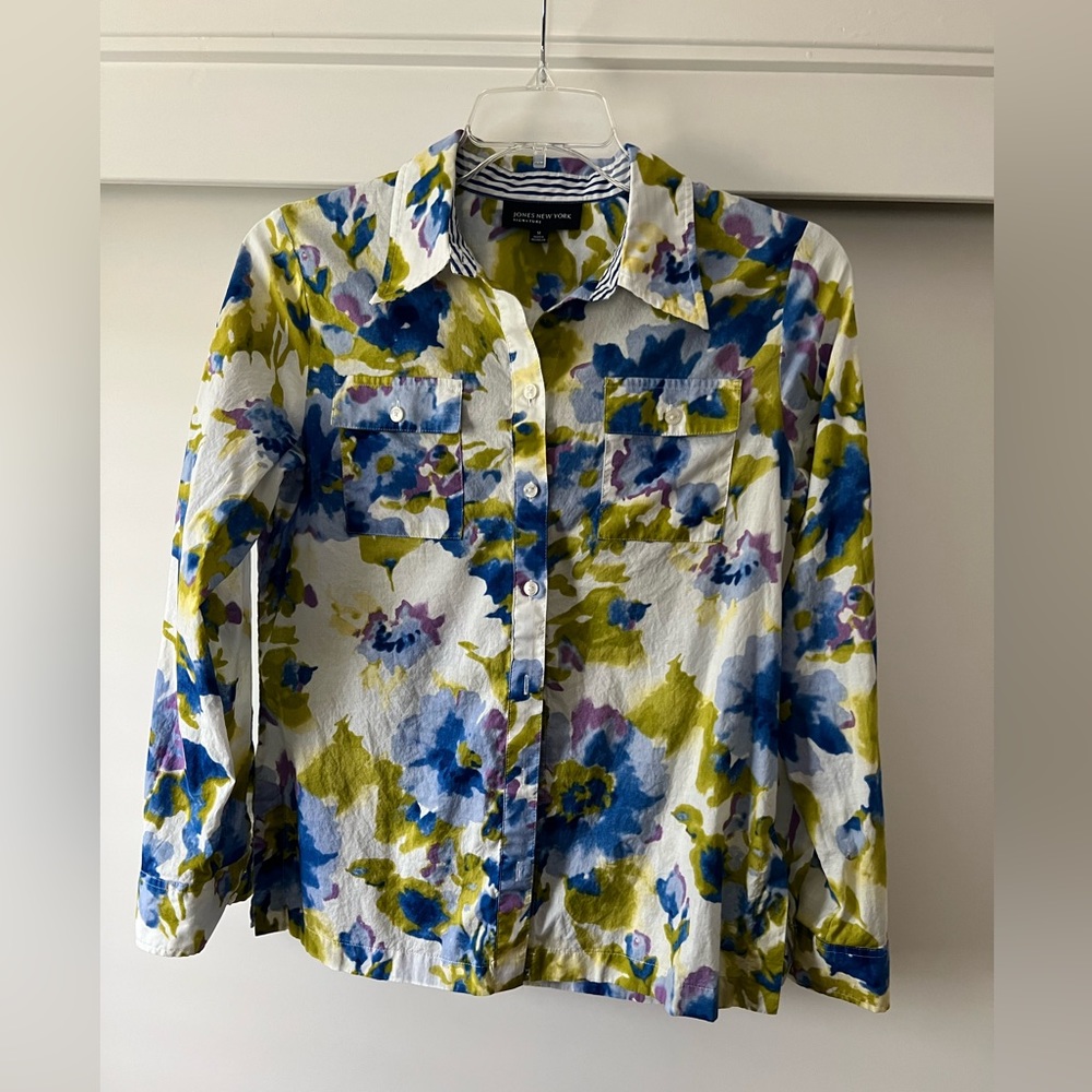 Jones New York Signature Multi Color Floral Pattern Button Down Shirt Size M